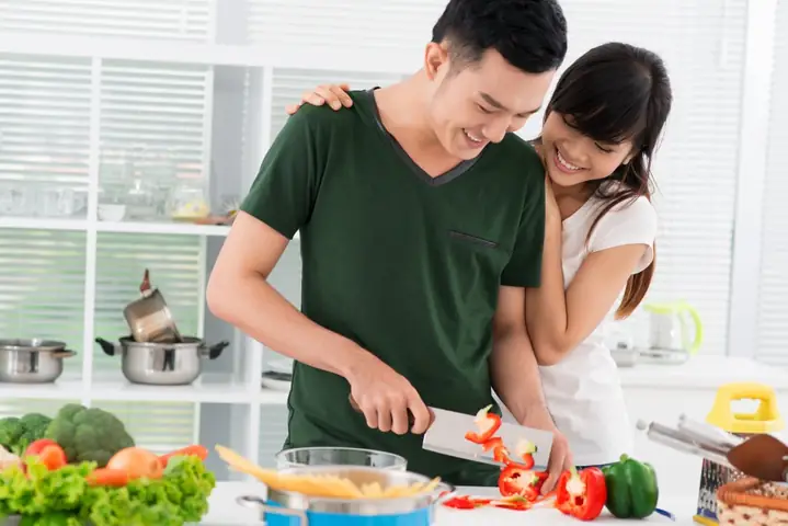 Thích Được Chồng Làm Hết Việc Nhà