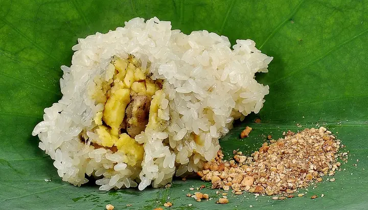Bánh Khúc Cầu Gỗ – Món Ăn Sáng Phố Cổ Hà Nội Ngon, Rẻ, Siêu Đông Khách
