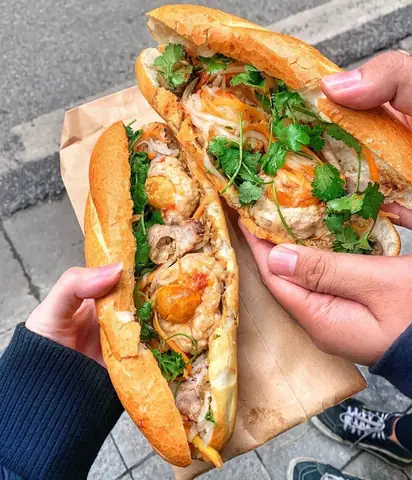 Tiệm Bánh Mì Xíu Mại Hàng Vải