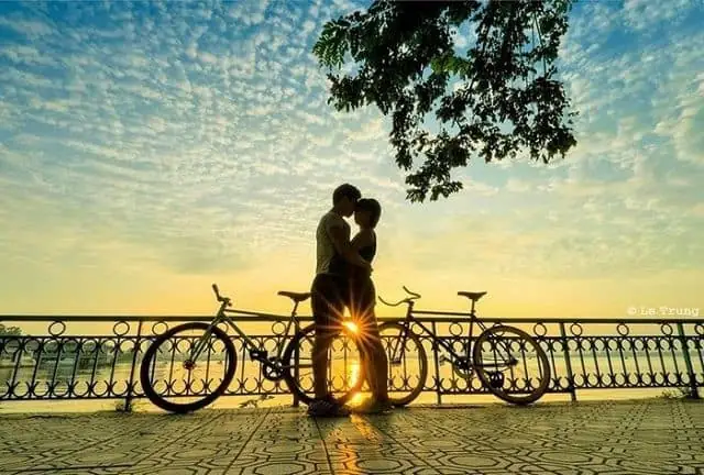 Hình Ảnh Cho Ảnh 2 Người Ngắm Hoàng Hôn: Hình Ảnh Cho Ảnh 2 Người Ngắm Hoàng Hôn: