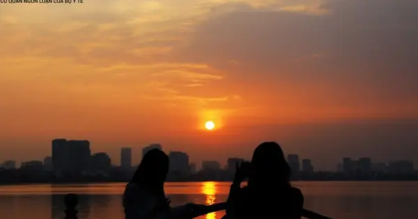 Hình Ảnh Cho Ảnh 2 Người Ngắm Hoàng Hôn: Hình Ảnh Cho Ảnh 2 Người Ngắm Hoàng Hôn:
