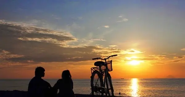 Hình Ảnh Cho Ảnh 2 Người Ngắm Hoàng Hôn: Hình Ảnh Cho Ảnh 2 Người Ngắm Hoàng Hôn: