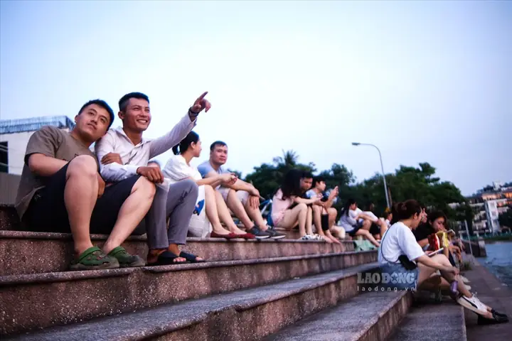 Hình Ảnh Cho Ảnh 2 Người Ngắm Hoàng Hôn: Hình Ảnh Cho Ảnh 2 Người Ngắm Hoàng Hôn: