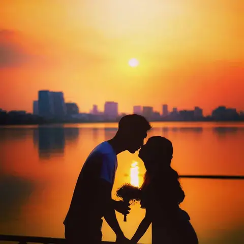 Hình Ảnh Cho Ảnh 2 Người Ngắm Hoàng Hôn: Hình Ảnh Cho Ảnh 2 Người Ngắm Hoàng Hôn: