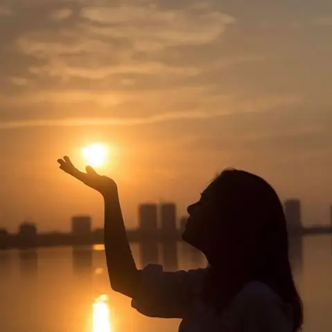 Hình Ảnh Cho Ảnh 2 Người Ngắm Hoàng Hôn: Hình Ảnh Cho Ảnh 2 Người Ngắm Hoàng Hôn: