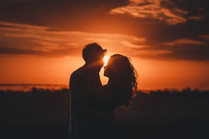 Hình Ảnh Cho Ảnh 2 Người Ngắm Hoàng Hôn: Hình Ảnh Cho Ảnh 2 Người Ngắm Hoàng Hôn:
