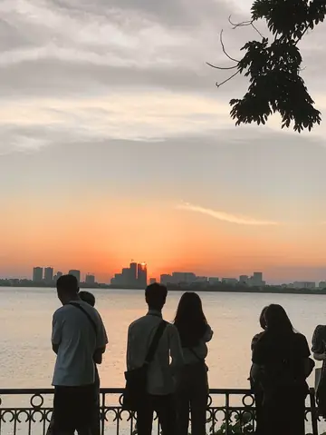 Hình Ảnh Cho Ảnh 2 Người Ngắm Hoàng Hôn: Hình Ảnh Cho Ảnh 2 Người Ngắm Hoàng Hôn: