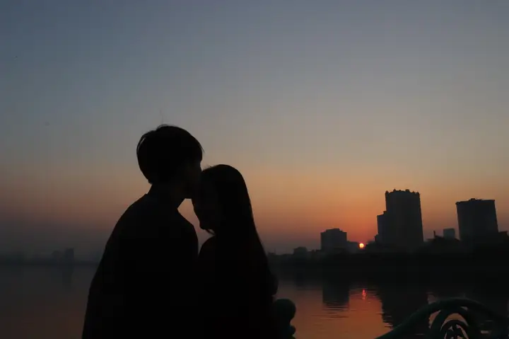Hình Ảnh Cho Ảnh 2 Người Ngắm Hoàng Hôn: Hình Ảnh Cho Ảnh 2 Người Ngắm Hoàng Hôn: