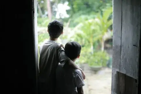 Trẻ Con Thì Không Biết Nuôi Nấng Nỗi Buồn Lâu Dài Như Người Lớn. Trẻ Con Thì Không Biết Nuôi Nấng Nỗi Buồn Lâu Dài Như Người Lớn.