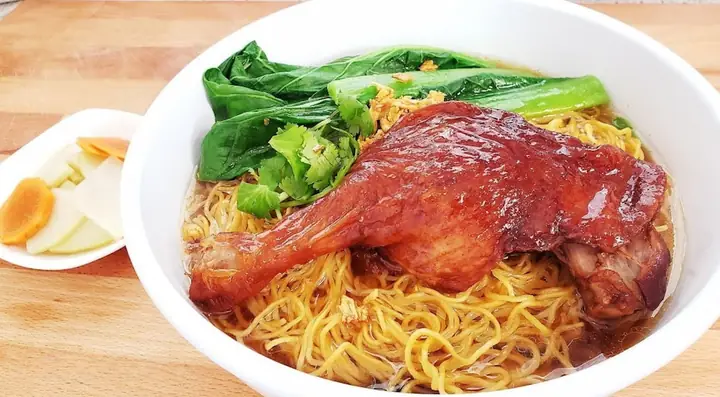 Tại Sao Nên Ăn Mì Vịt Tiềm Quận 5, Có Gì Đặc Biệt?