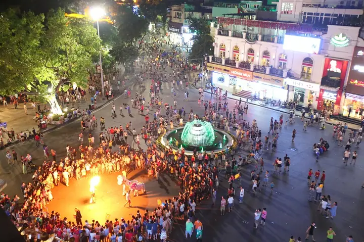 15. Dạo Bước Trên Phố Đi Bộ Hà Nội Về Đêm 15. Dạo Bước Trên Phố Đi Bộ Hà Nội Về Đêm