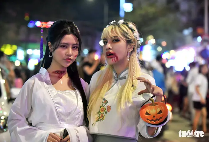 Two Women Show Creepy Costumes And Macabre Make-up On Bui Vien Street In District 1, Ho Chi Minh City, October 31, 2019. Photo: Duyen Phan / Tuoi Tre