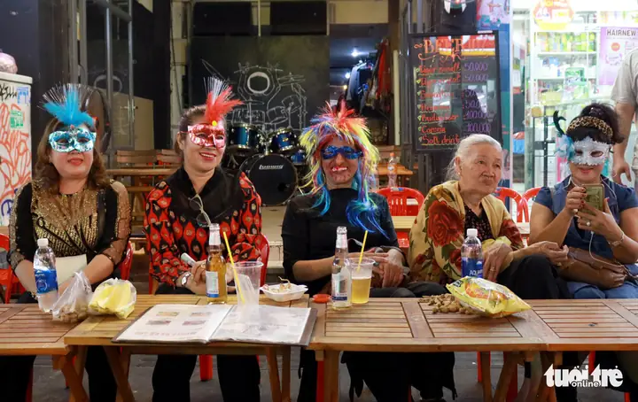 These Women Spent The Evening In Masquerade Masks On Bui Vien Street In District 1, Ho Chi Minh City, October 31, 2019. Photo: Ngoc Phuong / Tuoi Tre