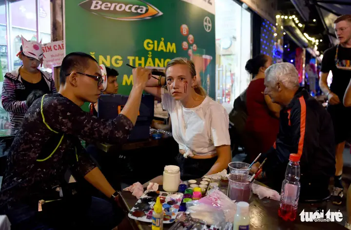A Man Offers Make-up Service To A British Woman On Bui Vien Street In District 1, Ho Chi Minh City, October 31, 2019. Photo: Duyen Phan / Tuoi Tre