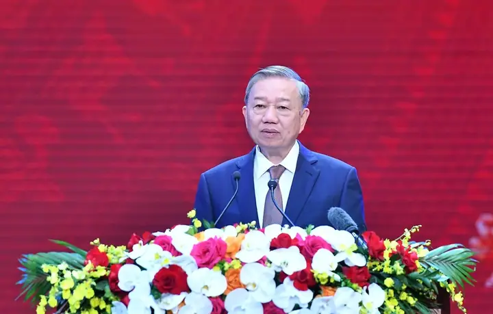 (chinhphu.vn) - Sáng 18/11, Tại Hà Nội, Bộ Giáo Dục Và Đào Tạo Phối Hợp Đại Học Quốc Gia Hà Nội, Đại Học Kinh Tế (đại Học Quốc Gia Hà Nội) Tổ Chức Gặp Mặt Các Nhà Giáo, Cán Bộ Quản Lý Giáo Dục Nhân Ngày Nhà Giáo Việt Nam 20/11 Và Trao Huân Chương Lao Động Hạng Ba, Tặng Trường Đại Học Kinh Tế. Tổng Bí Thư Tô Lâm Dự Và Phát Biểu Chỉ Đạo. Cổng Ttđt Chính Phủ Trân Trọng Giới Thiệu Toàn Văn Phát Biểu Của Tổng Bí Thư Tô Lâm Tại Buổi Gặp Mặt.