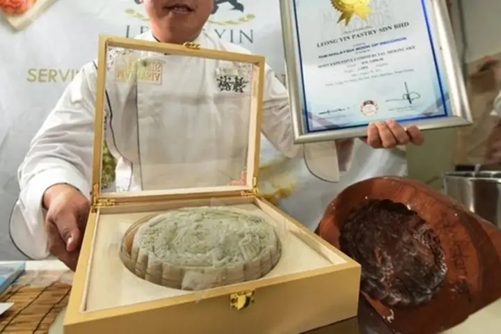 Bánh Trung Thu Đắt Nhất Malaysia: 22 Triệu Đồng/bánh