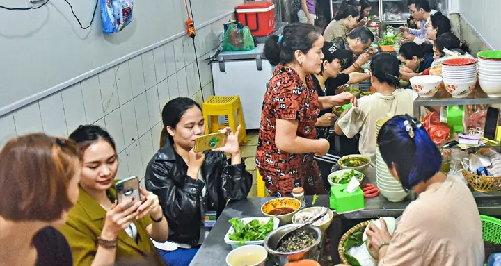 Bún Ốc Hà Nội 70 Năm Giữ Vị Truyền Thống, Quán 15m2 Khách Chen ...