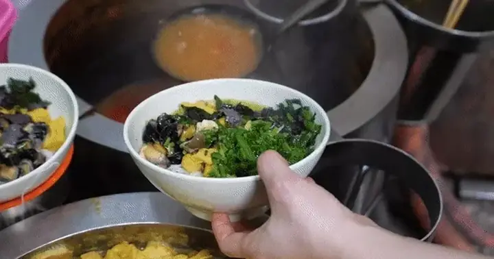 Toát Mồ Hôi Ăn Bún Ốc "một Người Ngồi, Năm Người Đứng Nhìn" Ở Hà ...