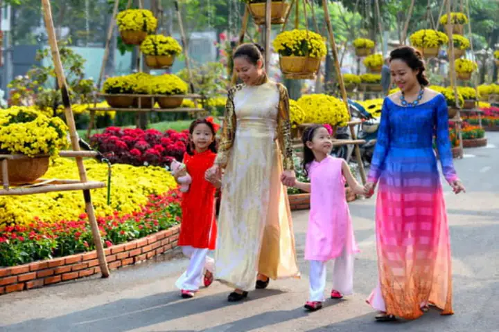 10. Xuất Hành Ngày Đầu Năm