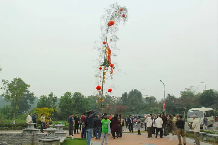 14. Dựng Cây Nêu Ngày Tết