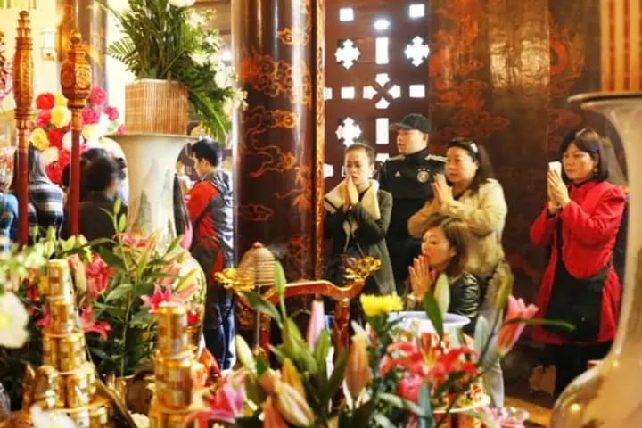 12. Đi Chùa, Hái Lộc Đầu Xuân