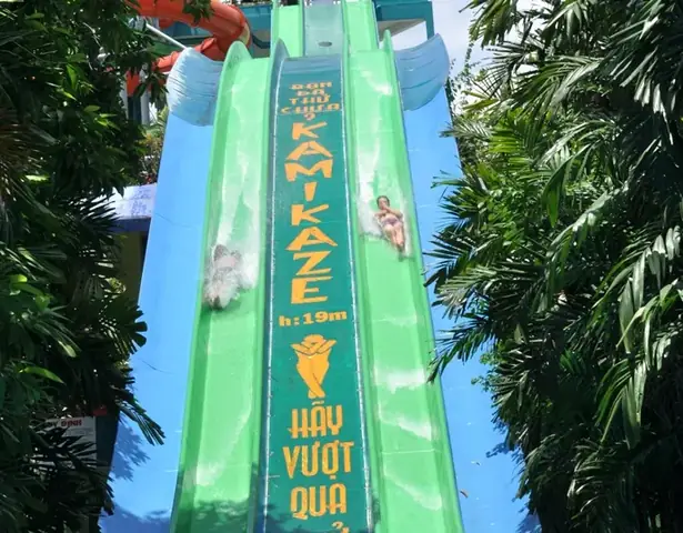 Máng Trượt Nước Kamikaze – Công Viên Đầm Sen