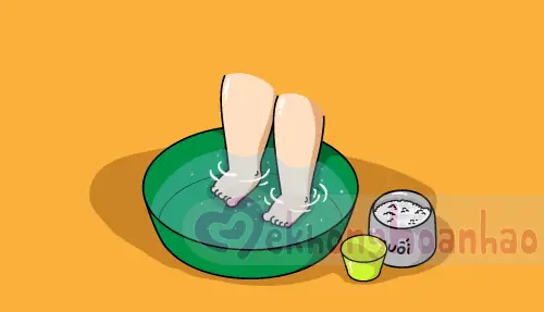 Ngâm Chân Nước Ấm Và Muối