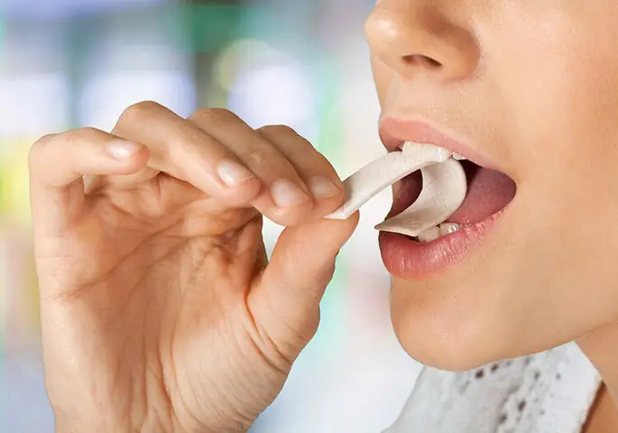 Nhai Kẹo Cao Su Giúp Giảm Ù Tai Bên Phải