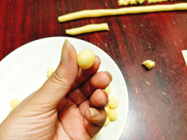 Cắt Và Tạo Hình Bánh Cà