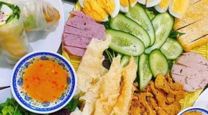 Bước 4: Sơ Chế Rau Sống Ăn Kèm Bánh Cuốn Tây Sơn