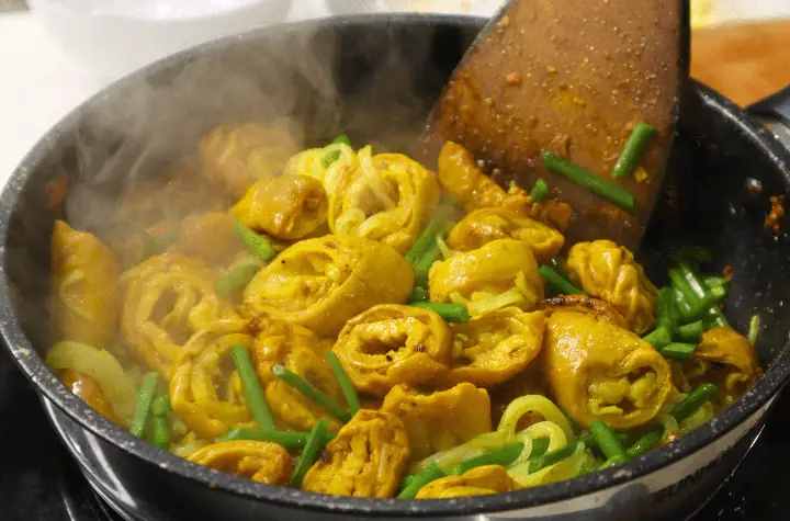 Bước 3: Xào Bún Và Lòng