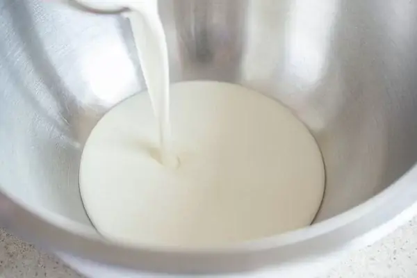 Pha Nước Xốt Để Rưới Vào Chè
