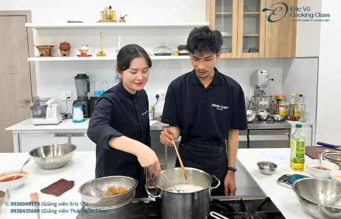 Khoá Học Làm Gỏi Xoài Cá Trê Tại Eric Vũ Cooking Class