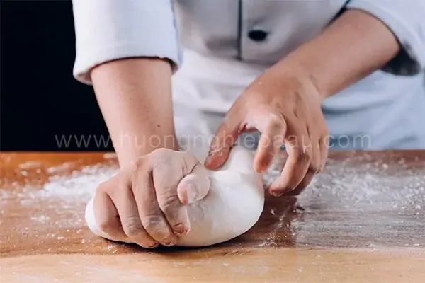 Bước 3: Nhào Bột Bánh Bột Lọc Bước 3: Nhào Bột Bánh Bột Lọc