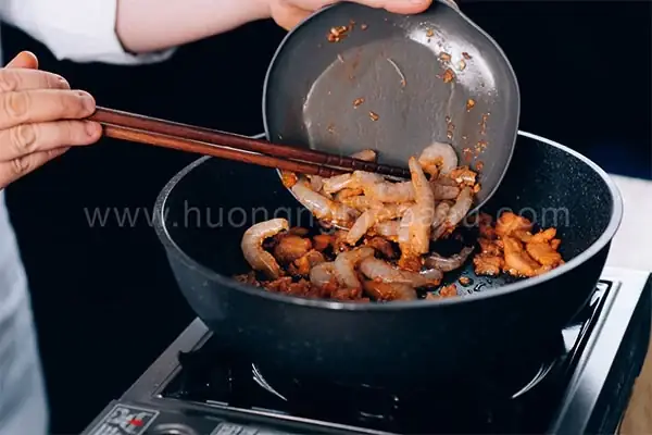 Bước 2: Xào Nhân Bánh Bột Lọc Bước 2: Xào Nhân Bánh Bột Lọc