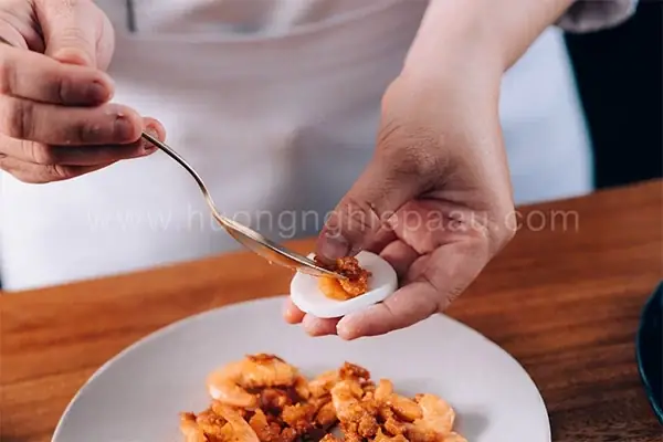 Bước 4: Cách Gói Bánh Bột Lọc