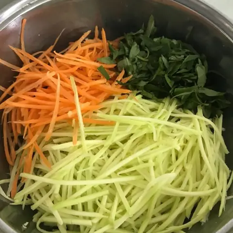 Bước 2: Sơ Chế Các Nguyên Liệu Khác