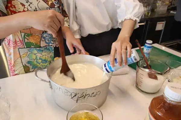 Bước 1: Nấu Sữa Chua
