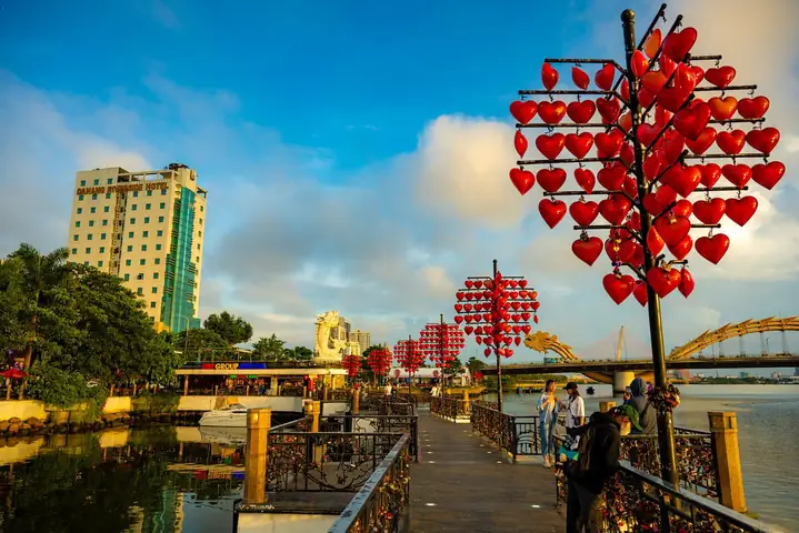 Cầu Tình Yêu Đà Nẵng - Điểm Check-in Huyền Thoại Của Cặp Đôi