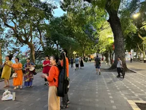 Chỉ Đường Ra Phố Đi Bộ Hồ Gươm