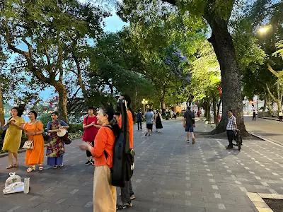 Chỉ Đường Ra Phố Đi Bộ Hồ Gươm