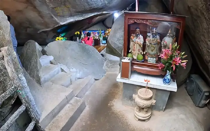 Linh Sơn Long Châu (chùa Hang Núi Bà Đen Tây Ninh)