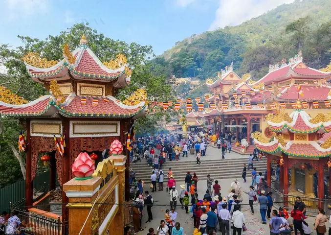 Du Khách Chiêm Bái Chùa Tây Ninh Du Khách Chiêm Bái Chùa Tây Ninh