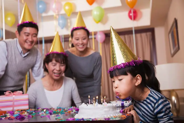 Chúc Mừng Sinh Nhật Bằng Tiếng Quảng Đông:生日快樂(sang Yat Fai Lok)
