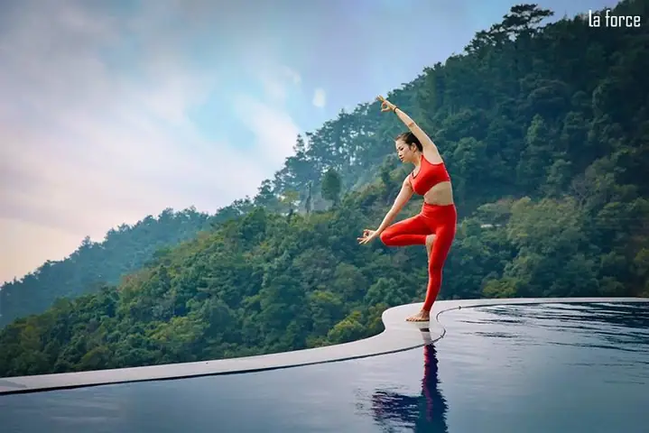 Tạo Dáng Tập Yoga Bên Bể Bơi