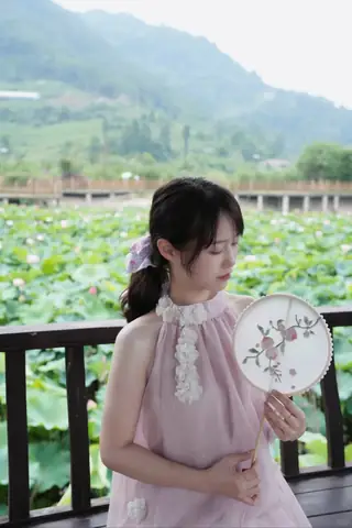 Áo Cổ Yếm + Quạt Tròn Cầm Tay