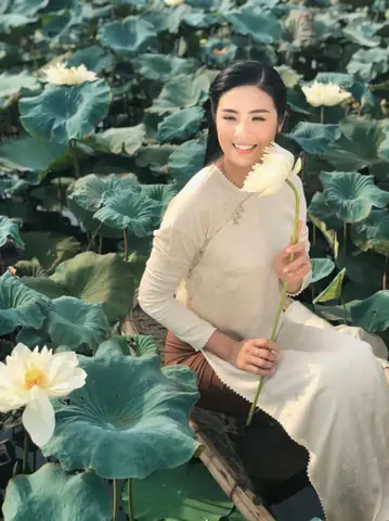 Chụp Ảnh Sen Với Áo Dài