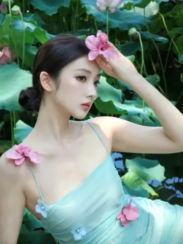 Đầm Hai Dây Ôm Sát