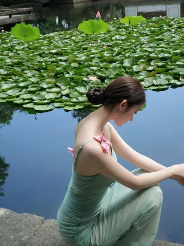 Đầm Hai Dây Ôm Sát