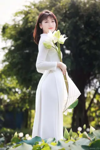 Chụp Ảnh Sen Với Áo Dài